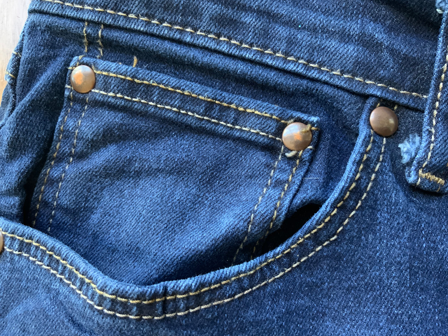Vintage Wrangler Athletic Fit jeans in a versatile dark blue denim.