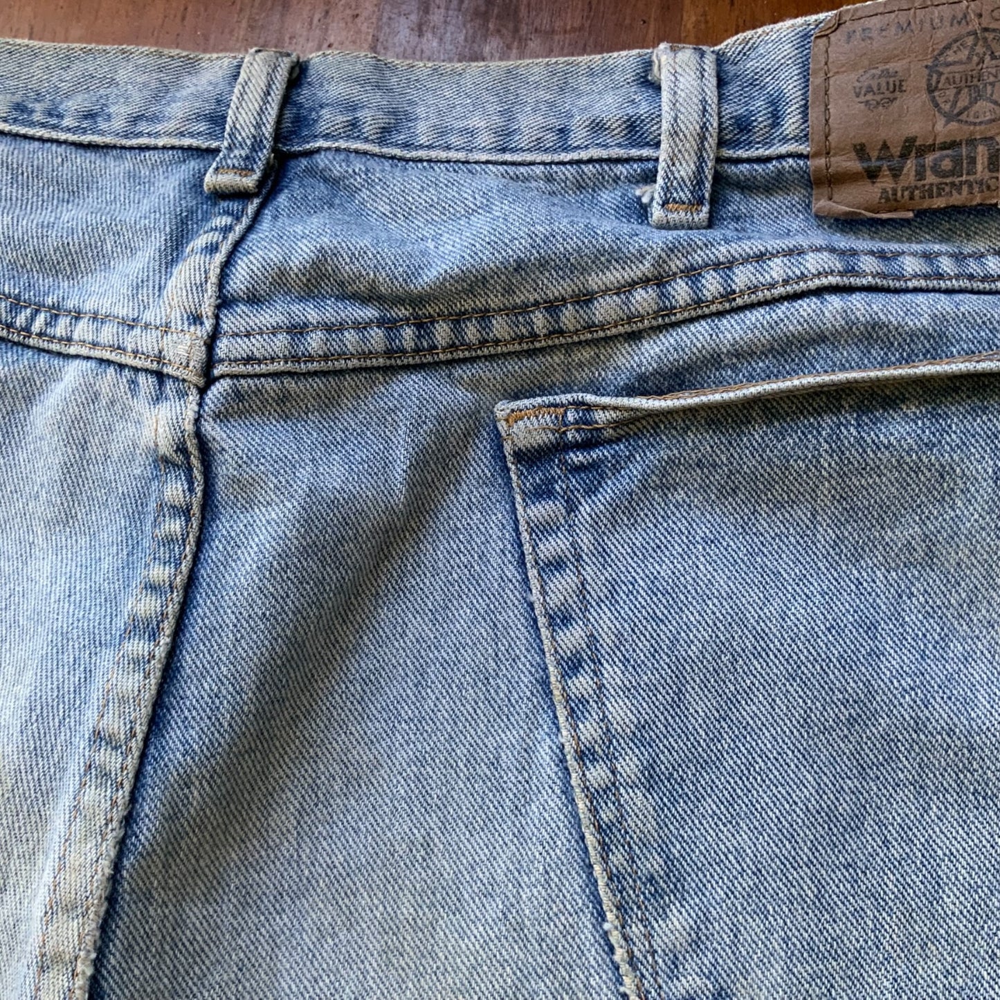Vintage Wrangler Authentic Jeans – Light Wash Denim 1990