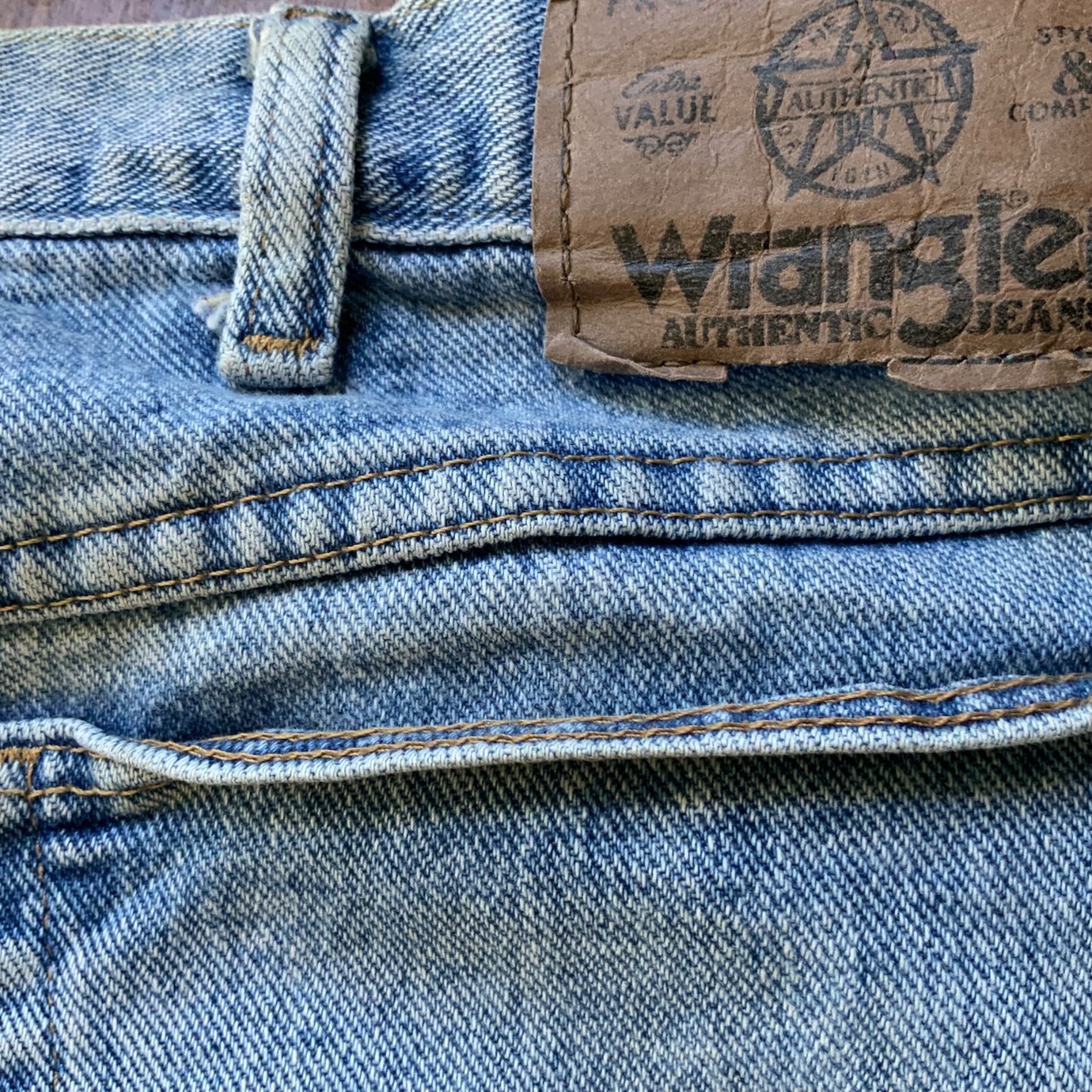 Vintage Wrangler Authentic Jeans – Light Wash Denim 1990