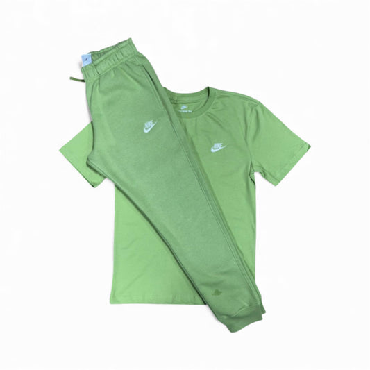 Nike t-shirt & joggers set Pistachio