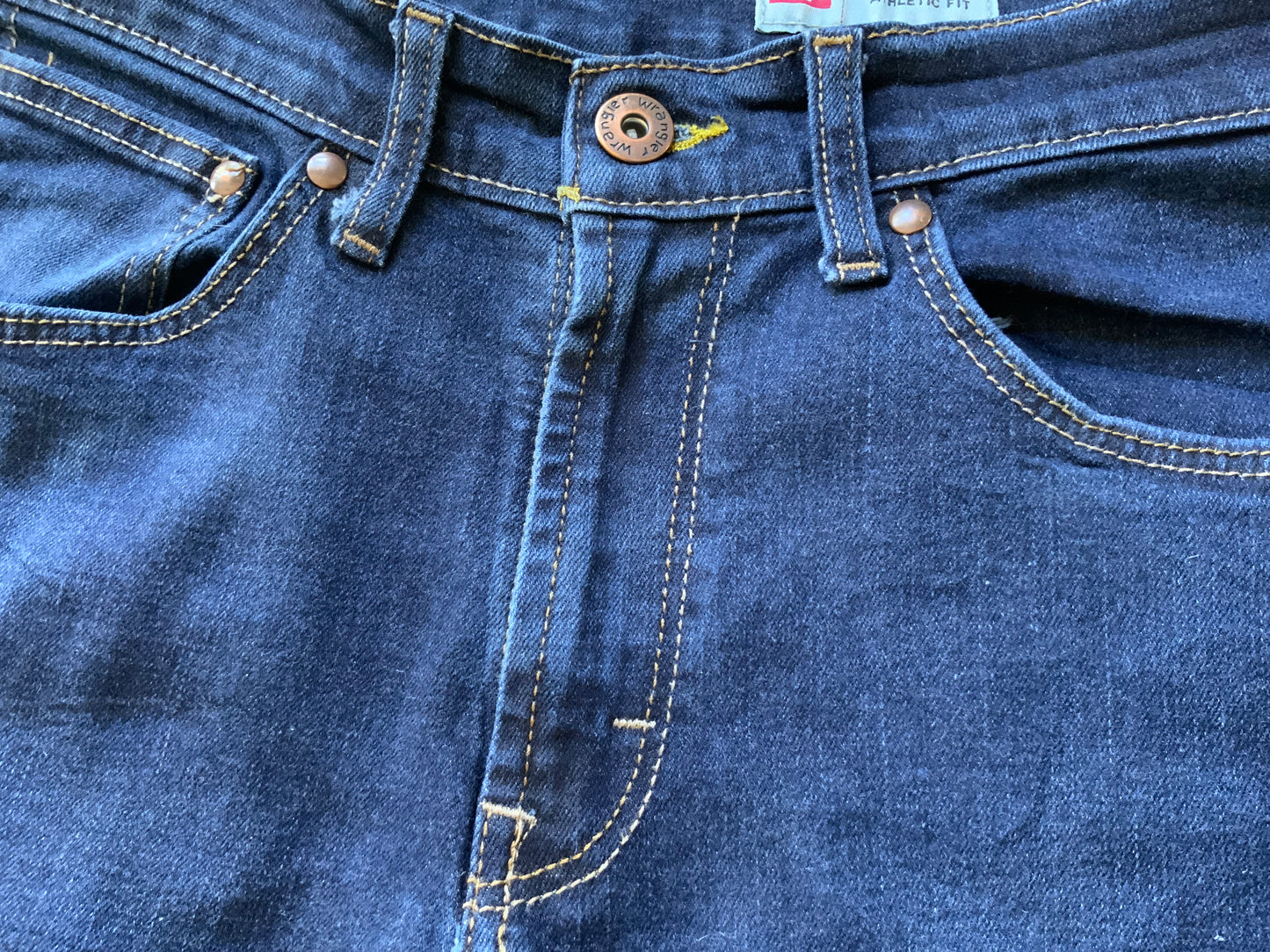 Vintage Wrangler Athletic Fit jeans in a versatile dark blue denim.