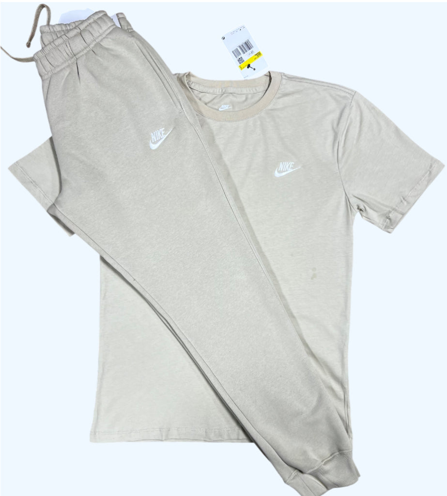 Nike t-shirt & joggers set