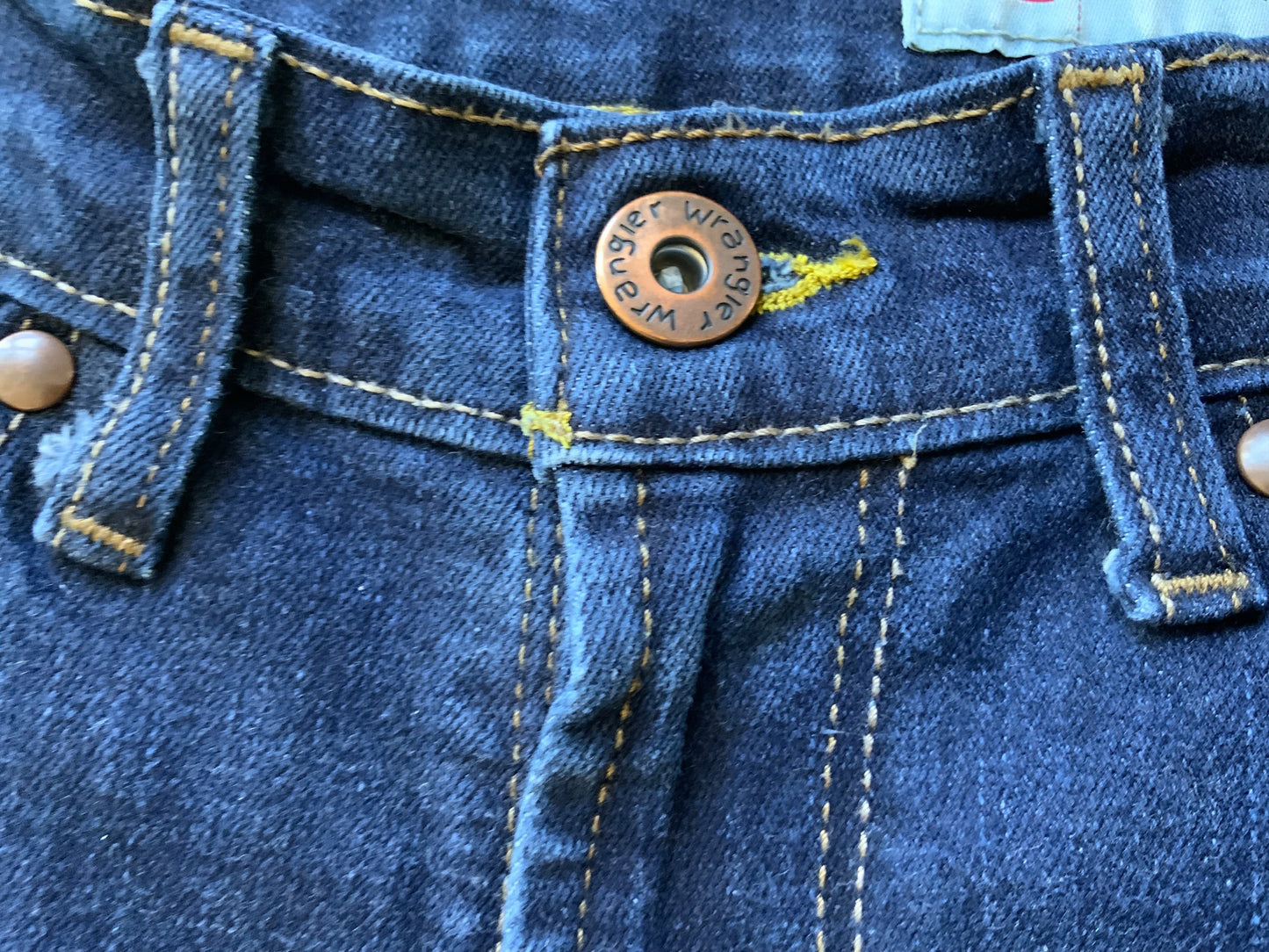 Vintage Wrangler Athletic Fit jeans in a versatile dark blue denim.