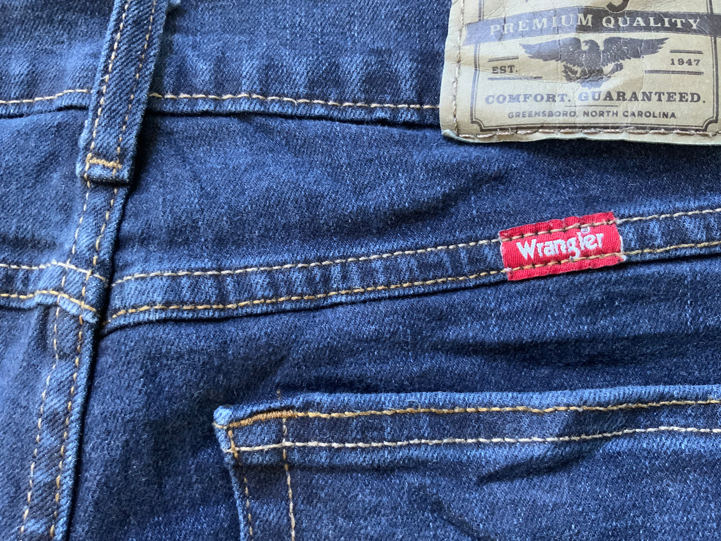 Vintage Wrangler Athletic Fit jeans in a versatile dark blue denim.