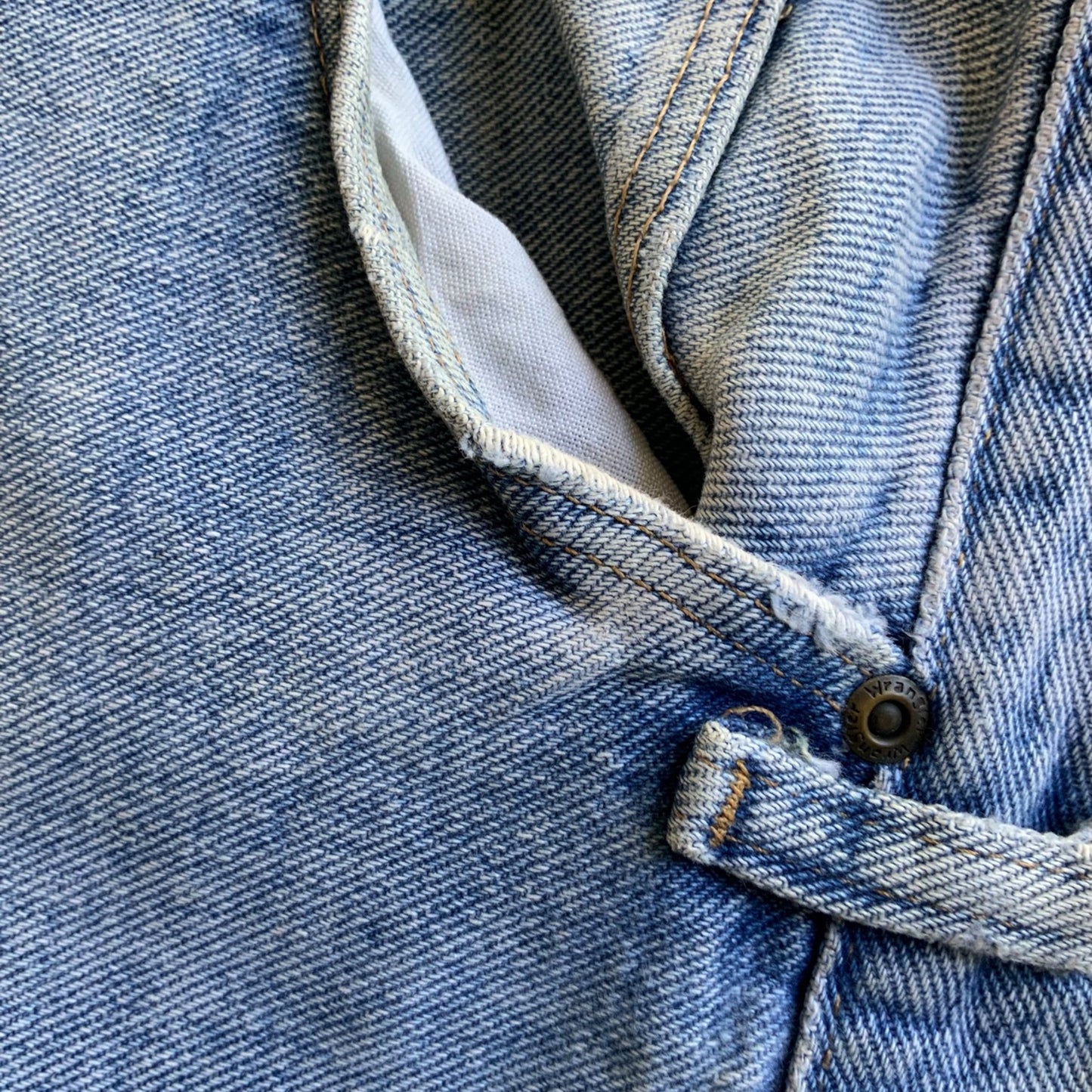 Vintage Wrangler Authentic Jeans – Light Wash Denim 1990