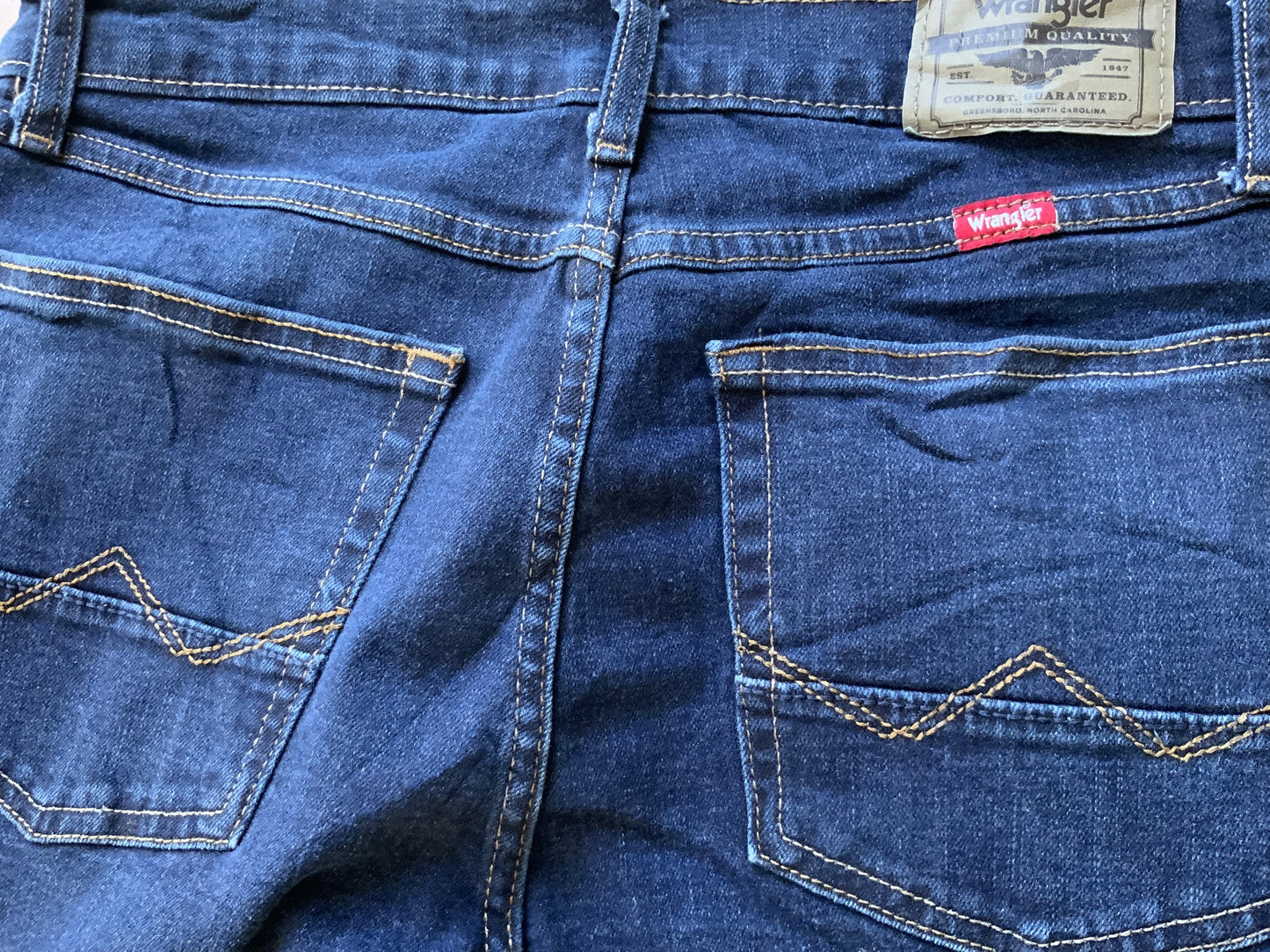 Vintage Wrangler Athletic Fit jeans in a versatile dark blue denim.